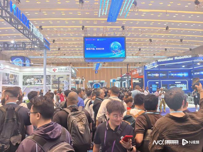 晚顶流宇树科技携新款机器人亮相广交会麻将胡了试玩平台师弟身高一米三！春(图7)